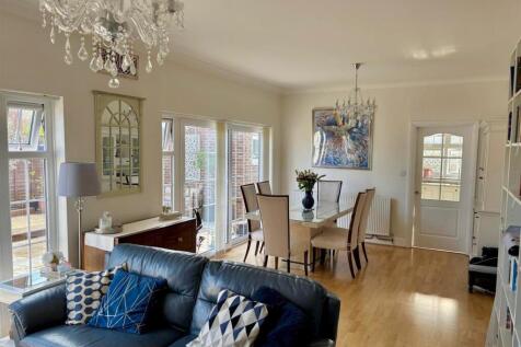 Lounge/Dining Area