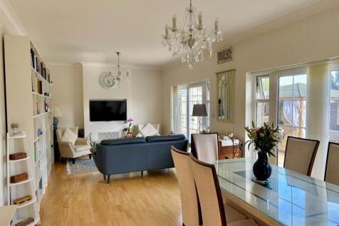 Lounge/Dining Area