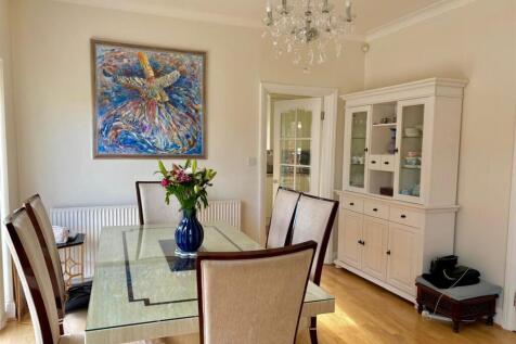 Lounge/Dining Area