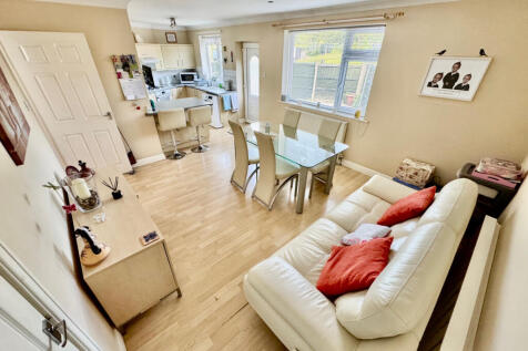 3 Bedroom End Terrace House For Sale