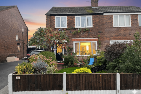 3 bed semi-detached house for sale Alderley Road,