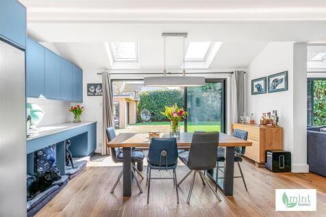 437__Woodham_Lane__Addlestone__Surrey__KT15_3QG27.