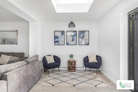 Mint_-_Pinewood_Avenue-13.JPG