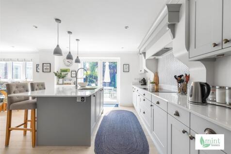 Mint_homes-53_amberley_drive-kt15__23_.JPG