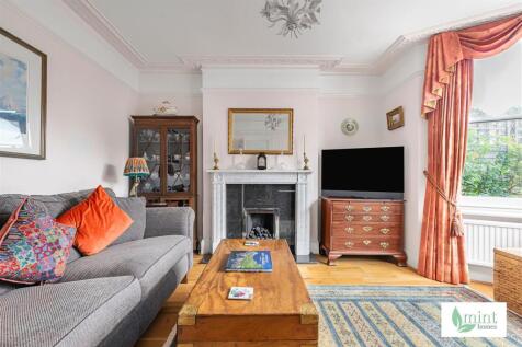 Mint_homes-26_brighton_road-kt15__2_.JPG