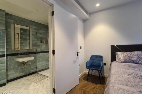 Bedroom/Bathroom