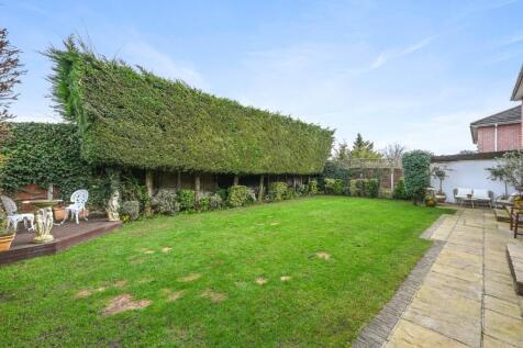 TEC - 29 Leavesden Road - Garden1 (1).jpg
