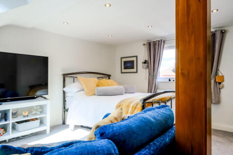 Bedroom 2 (2)