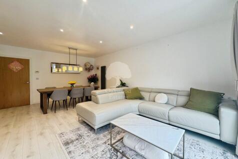 Lounge through diner