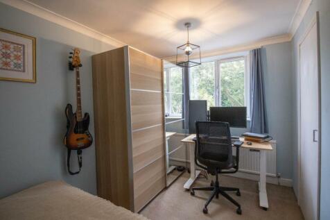 Small bedroom.jpeg