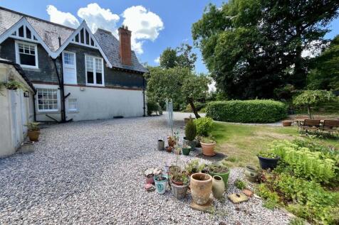 1DelganyVillas_RearDriveGarden.jpg