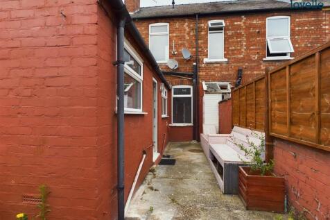 CAM01383G0-PR0088-STILL013.jpg