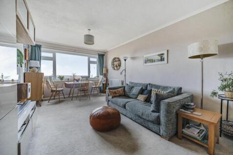 Living room in to dining area