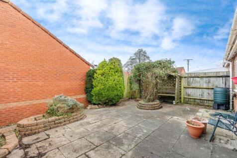 REAR PATIO GARDEN
