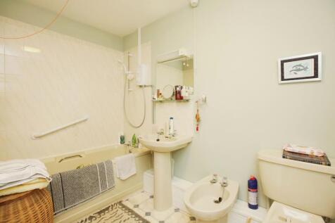 EN-SUITE BATHROOM