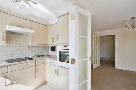 KITCHEN/LIVING ROOM