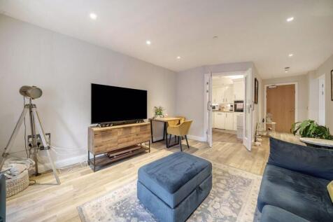 LOUNGE WITH ACCESS TO PATIO