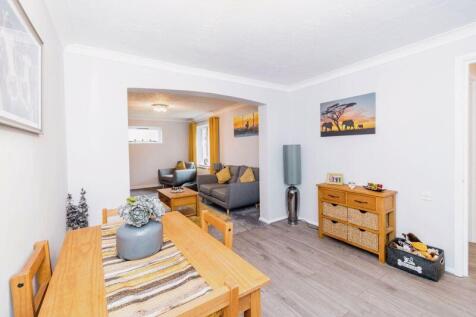 DINING/LIVING ROOM