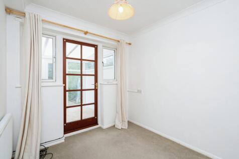 BEDROOM/DINING ROOM