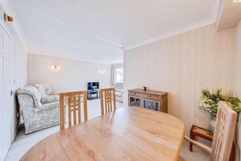 Lounge/Dining Area