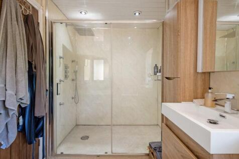 Family bathroom - shouwer.jpg