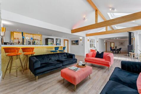 Living Room/Bar