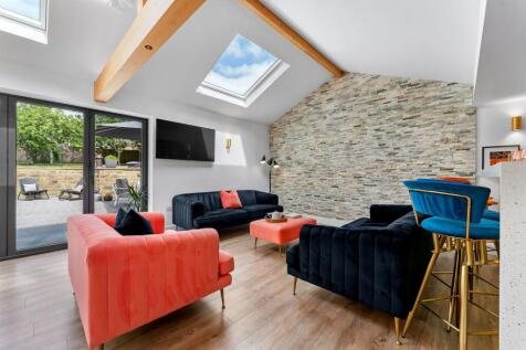 Living Room/Bar