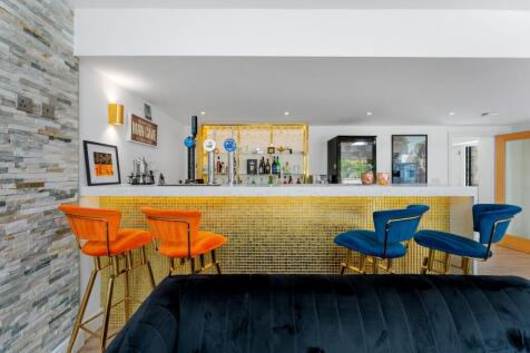 Living Room/Bar