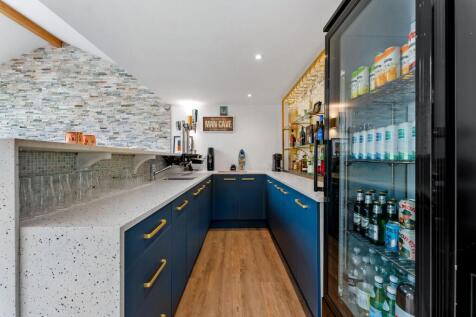 Living Room/Bar
