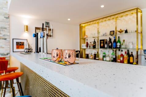 Living Room/Bar