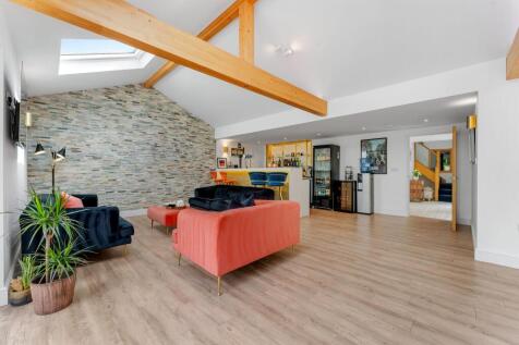 Living Room/Bar