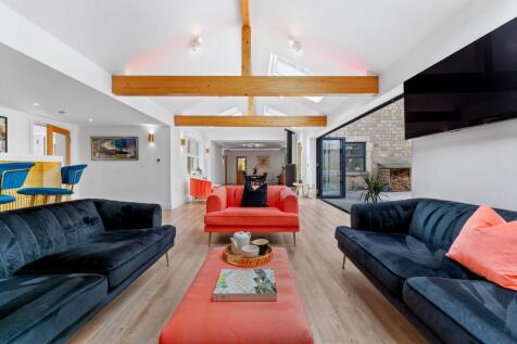 Living Room/Bar