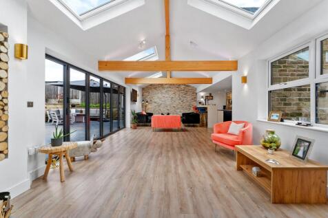 Living Room/Bar