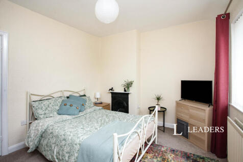 Master Bedroom (2)
