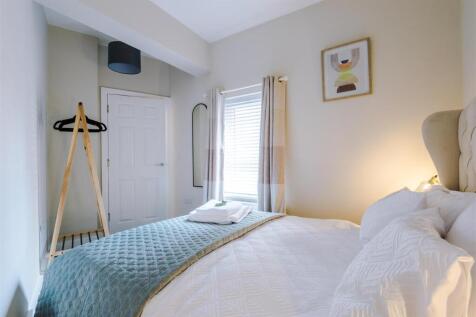 F33ER-Bedroom.jpg