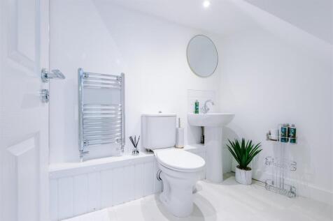 F33ER-Bathroom.jpg