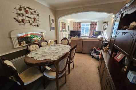 Dining Room into Lounge