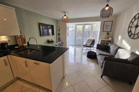 Kitchen &amp; Family Room