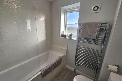 Bathroom (2nd Floor)