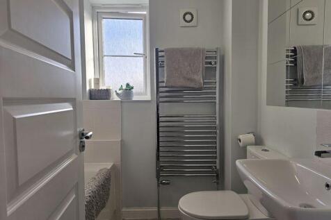 Bathroom (2nd Floor)