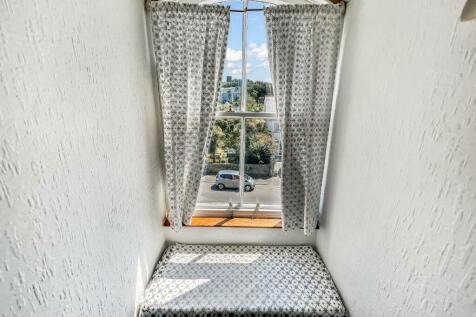 Feature window in Lounge