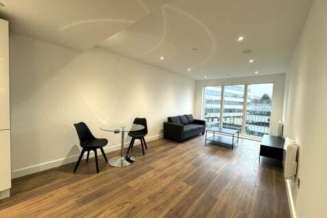 Living Room pic 2.jpeg