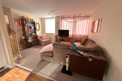 Living Rm Pic 2.jpg