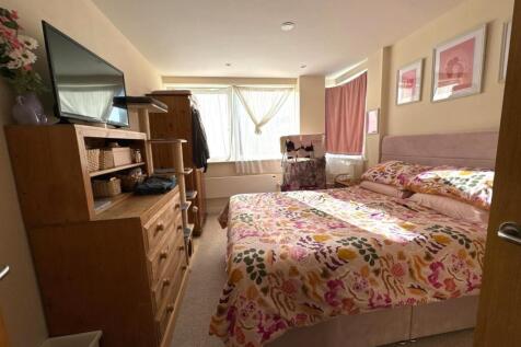 Bed 2.jpg
