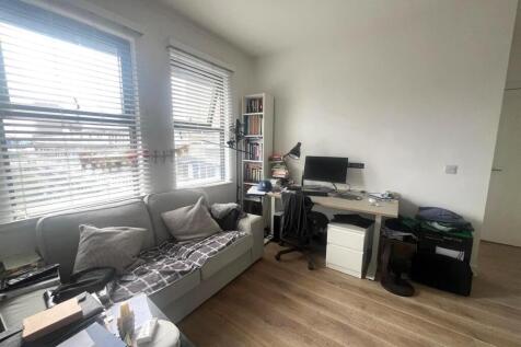 Living Room pic 2.jpeg