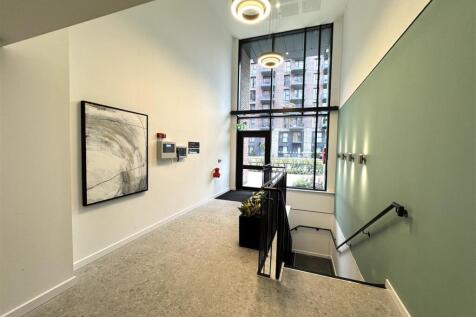 Entrance hall pic 2.jpeg