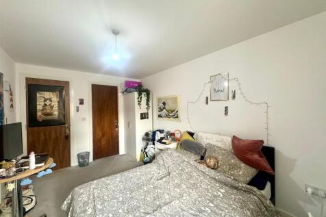 Main bedroom pic 2.jpeg