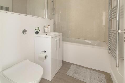 Flat 1, Bathroom.jpg