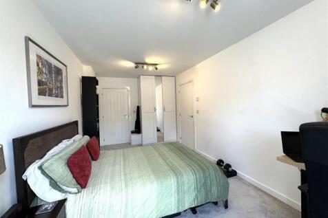 Bedroom 1 pic 4.jpeg