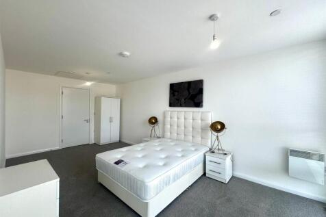 Bedroom 1 pic 1.jpeg